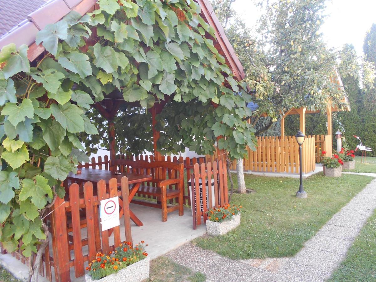 Bed and Breakfast Arpad Panzio Győr Exterior foto